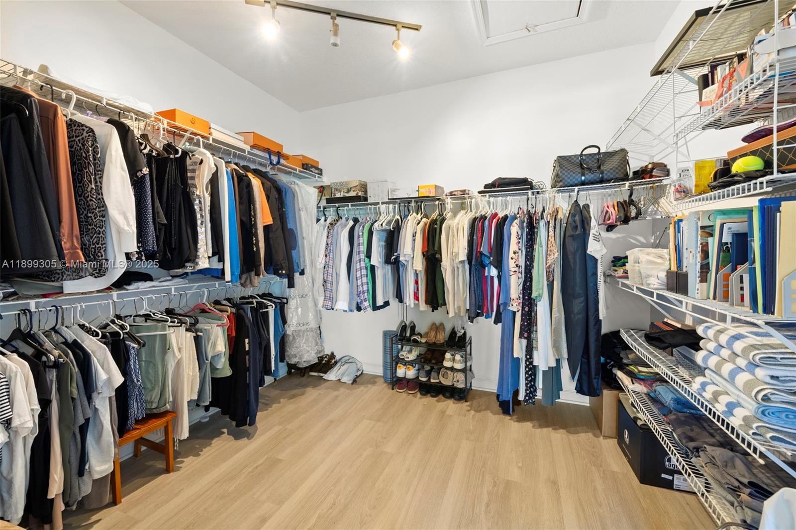 THE COURTYARDS AT THE POIN - Residential