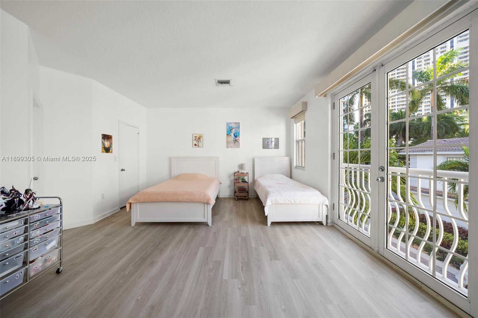 THE COURTYARDS AT THE POIN - Residential