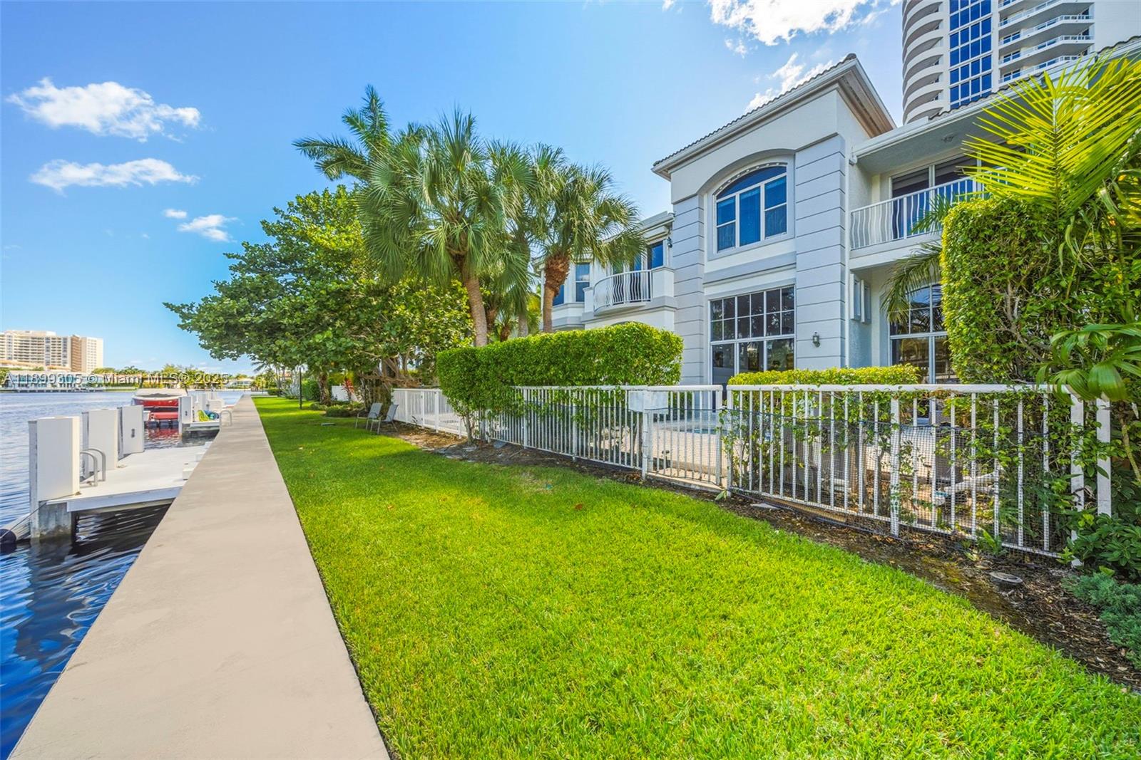 THE COURTYARDS AT THE POIN - Residential