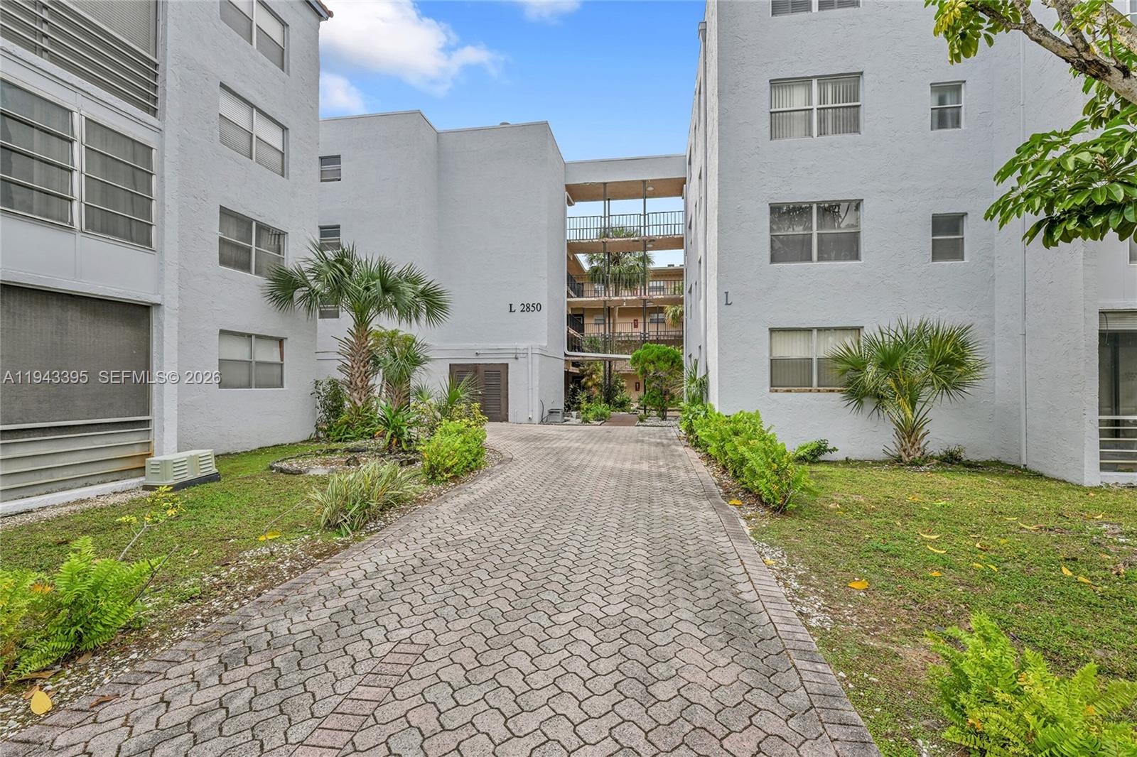 SOMERSET AT LAUDERDALE LA - Residential