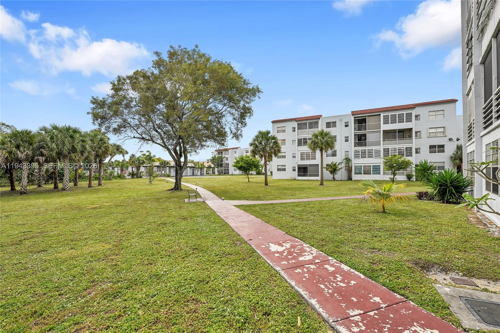SOMERSET AT LAUDERDALE LA - Residential