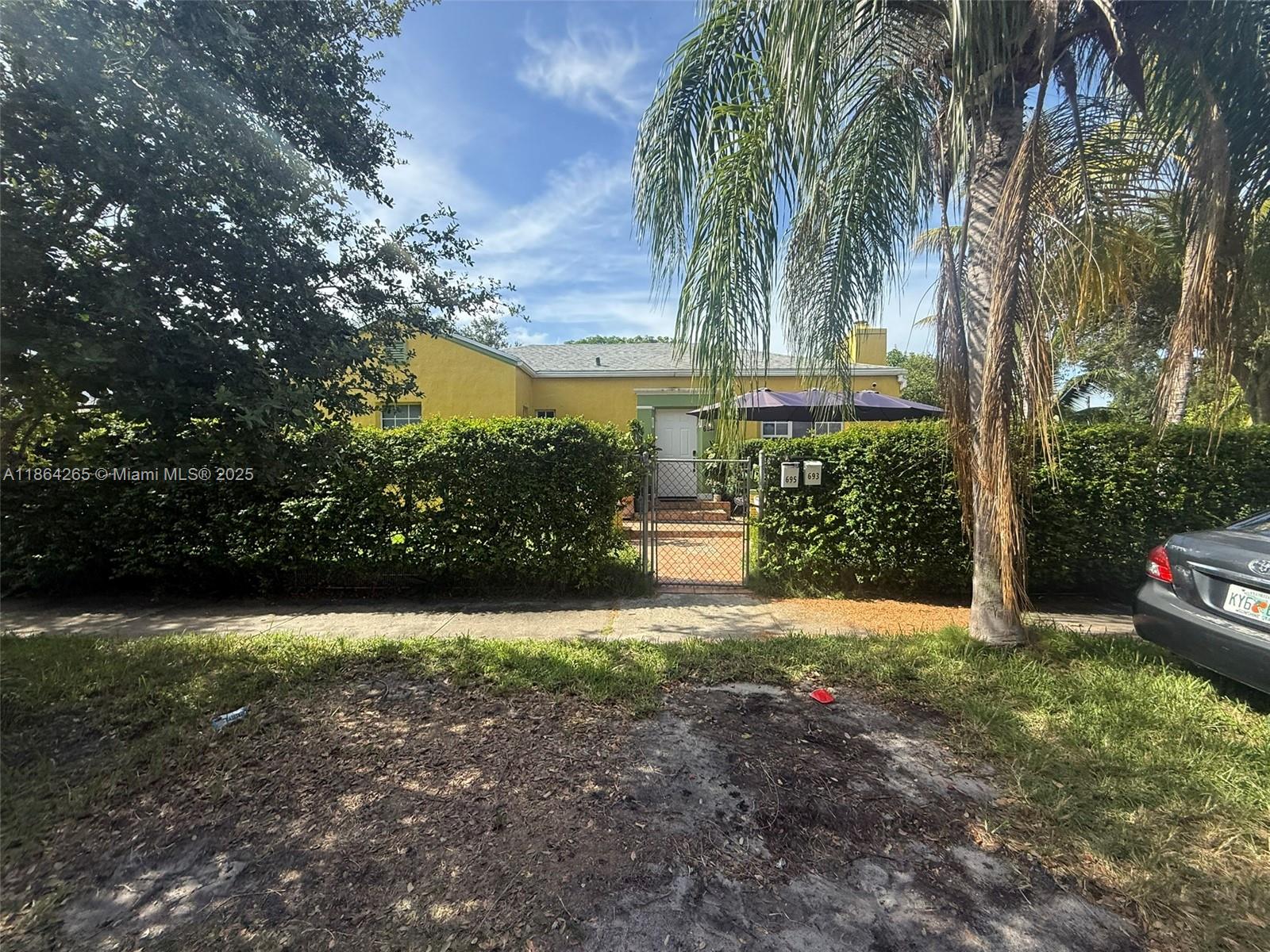 SHome for rent, Miami, 3 bedrooms 2 bathrooms 1800 SF, Private yard, washer and Dryer Ready for move in.