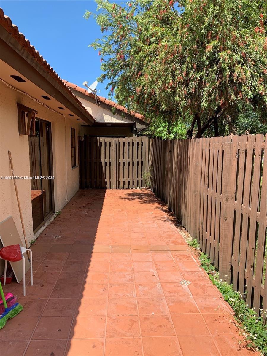 LAKES MEADOW VILG HOMES C - Residential Lease