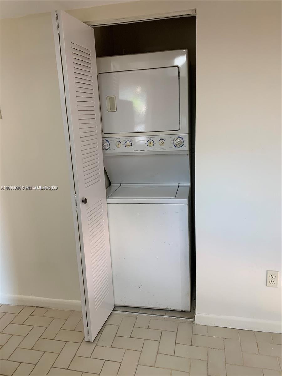 LAKES MEADOW VILG HOMES C - Residential Lease