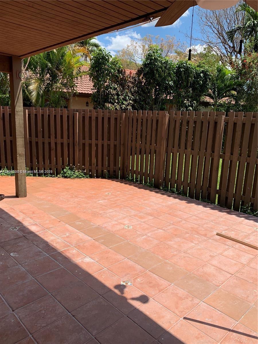 LAKES MEADOW VILG HOMES C - Residential Lease