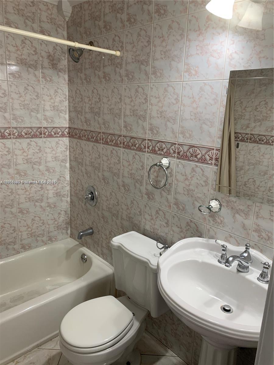 LAKES MEADOW VILG HOMES C - Residential Lease