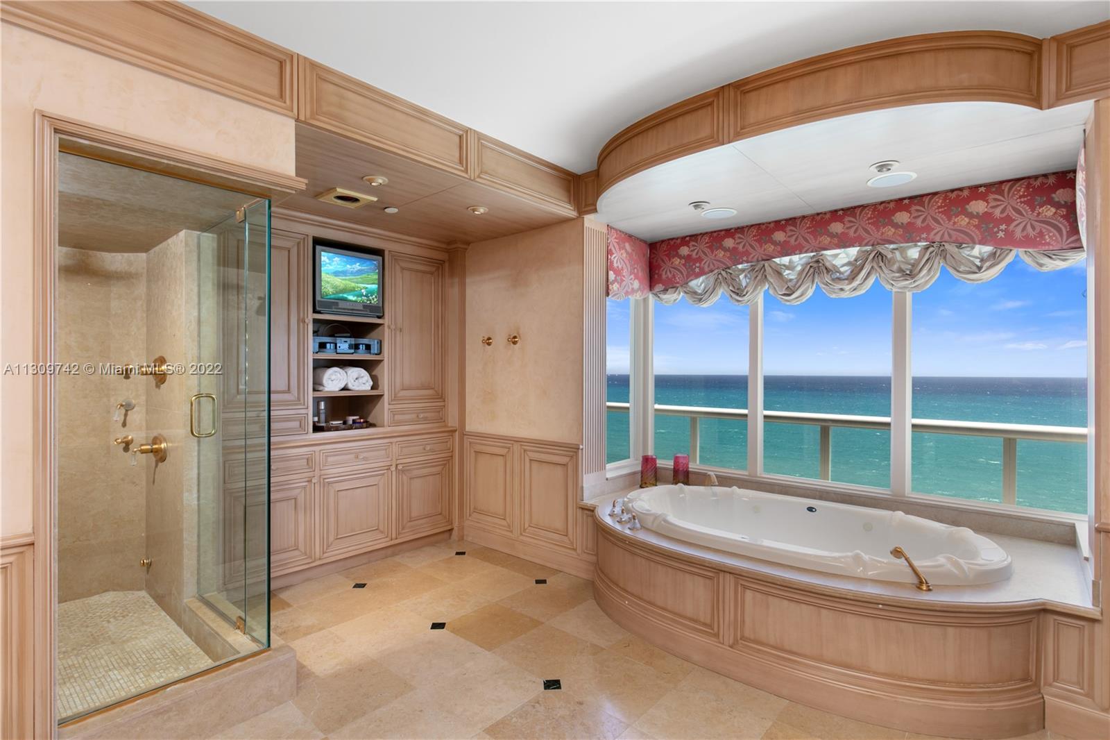 RENAISSANCE ON THE OCEAN - Residential