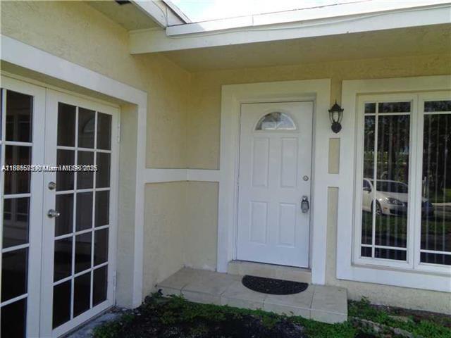 SPACIOUS SINGLE FAMILY HOME, 2 BED 2 BATH, PLUS DEN SPACE, NICE QUIET COMMUNITY, SCREENED PATIO,
GAS STOVE & WATER HEATER, SCREENED PATIO,STAINLESS STEEL APPLIANCES, AND MORE. WATER IS NOT
INCLUDED, 200 REFUNDABLE WATER DEPOSIT REQUIRED.