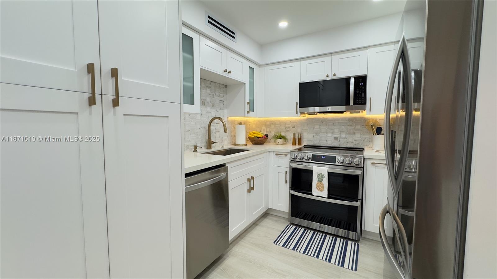 5161 Collins Ave 715