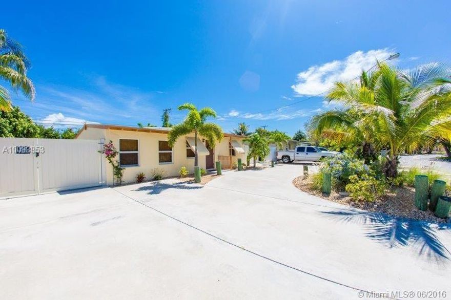 Completely renovated 3/1 features brand new roof (2016), granite kitchen, wood cabinets, redone bathroom, Travertine floors, circular driveway, jacuzzi and deck out back, and so much more! Must see to appreciate. Make us an offer today!