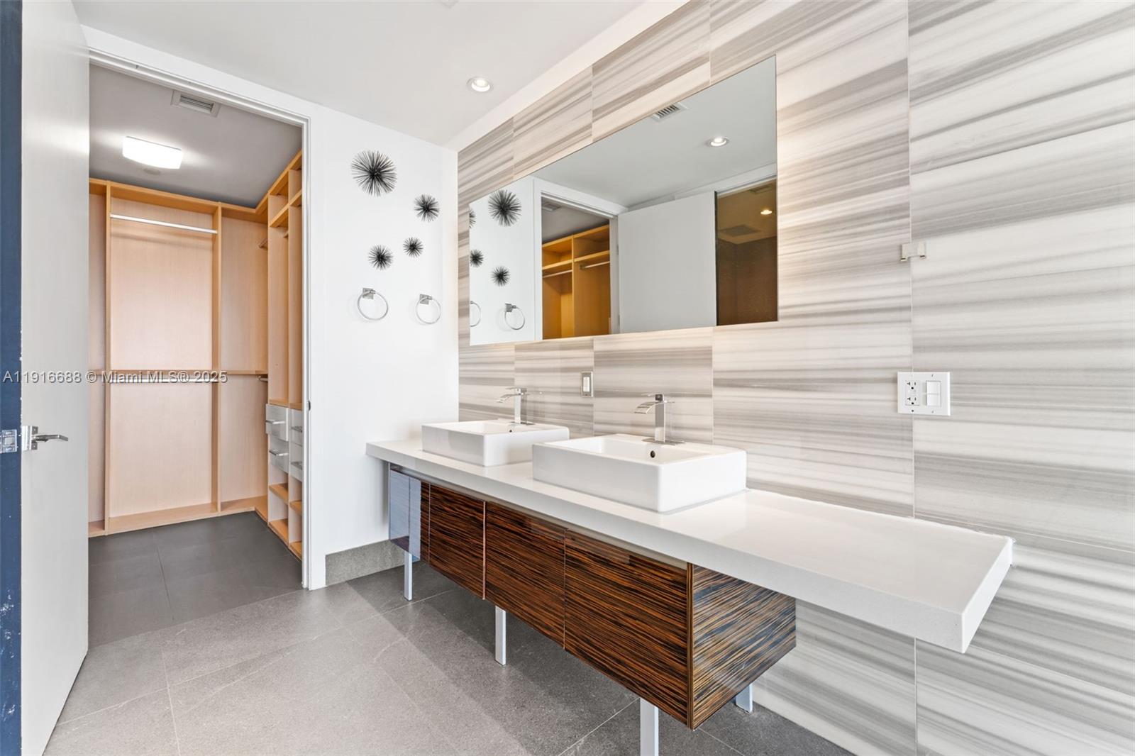 MARQUIS CONDO - Residential