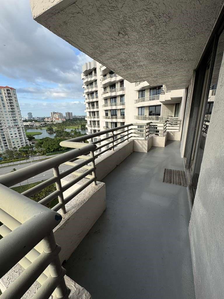 PARC CENTRAL AVENTURA SOU - Residential Lease