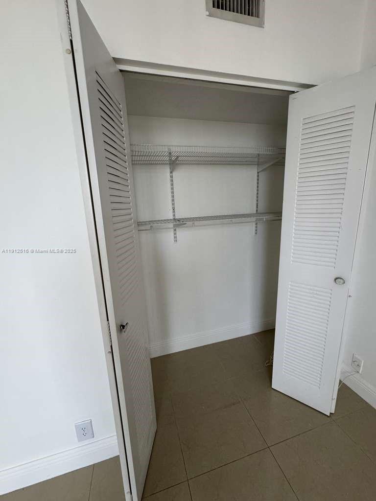 PARC CENTRAL AVENTURA SOU - Residential Lease