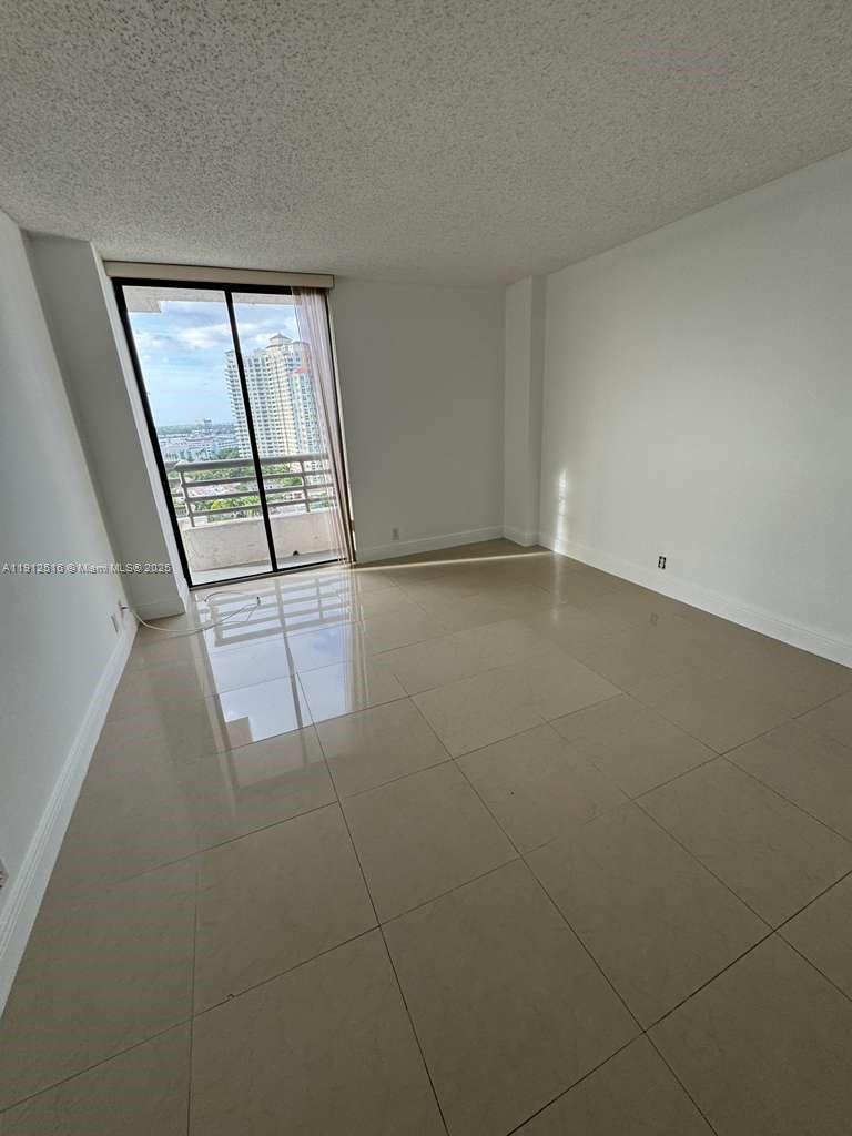 PARC CENTRAL AVENTURA SOU - Residential Lease