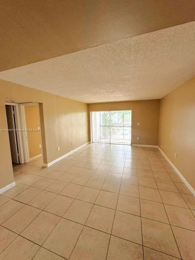 This charming 2/2 apartment is ready to become your home. This apartment combines comfort, style, and convenience to offer you a great living experience.