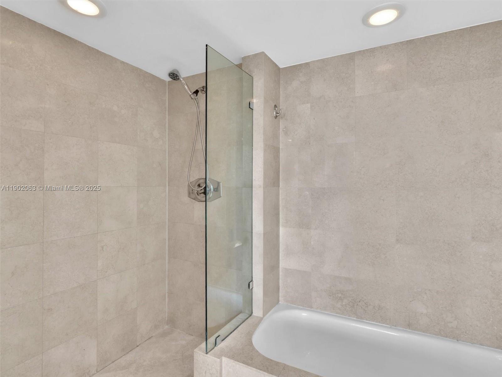 THE FLORIDIAN CONDO - Residential Lease