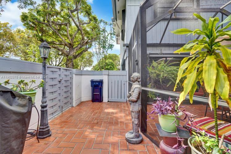 THE TOWNHOMES OF DORAL OA - Residential