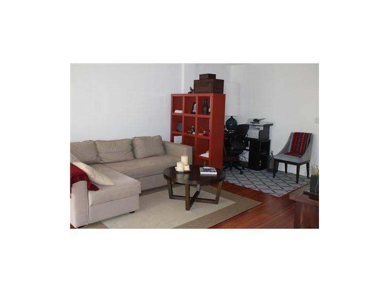 ONE BEDROOM UNIT ON SOUTH BEACH WOODFLOORS GATED PARKING CENTRAL AC WASHERDRYER IN UNIT