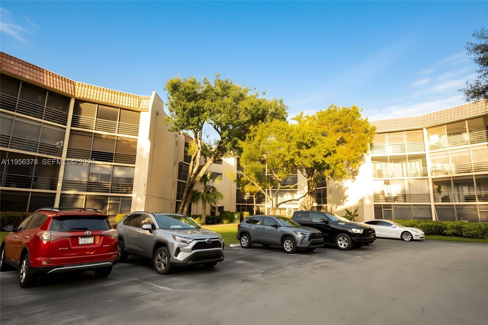 PLANTATION CLUB C CONDO - Residential