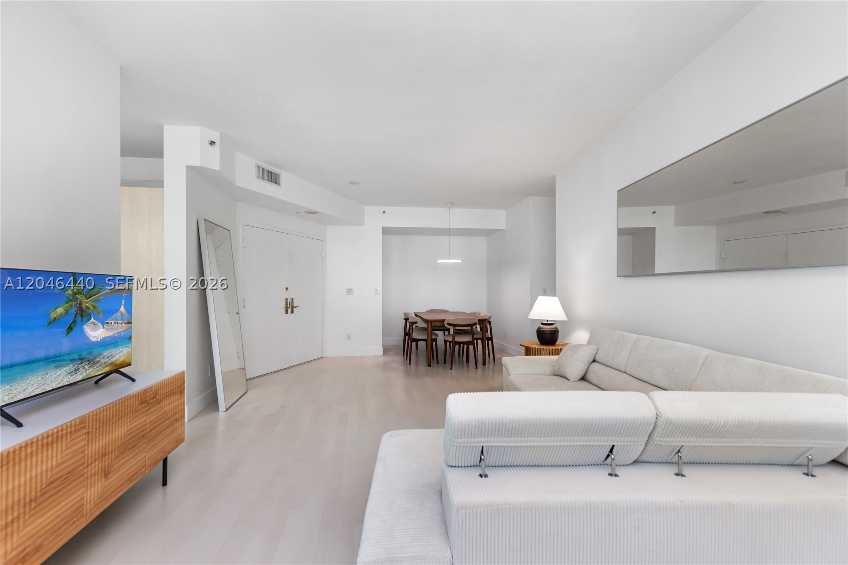 300 S Pointe Dr 907