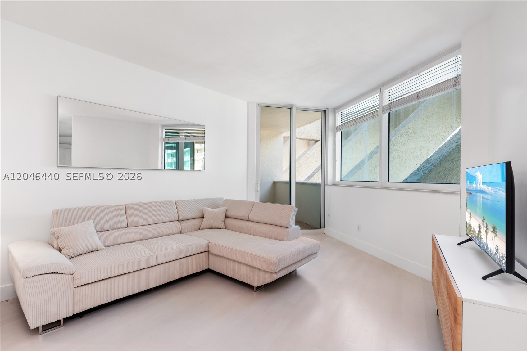 300 S Pointe Dr 907