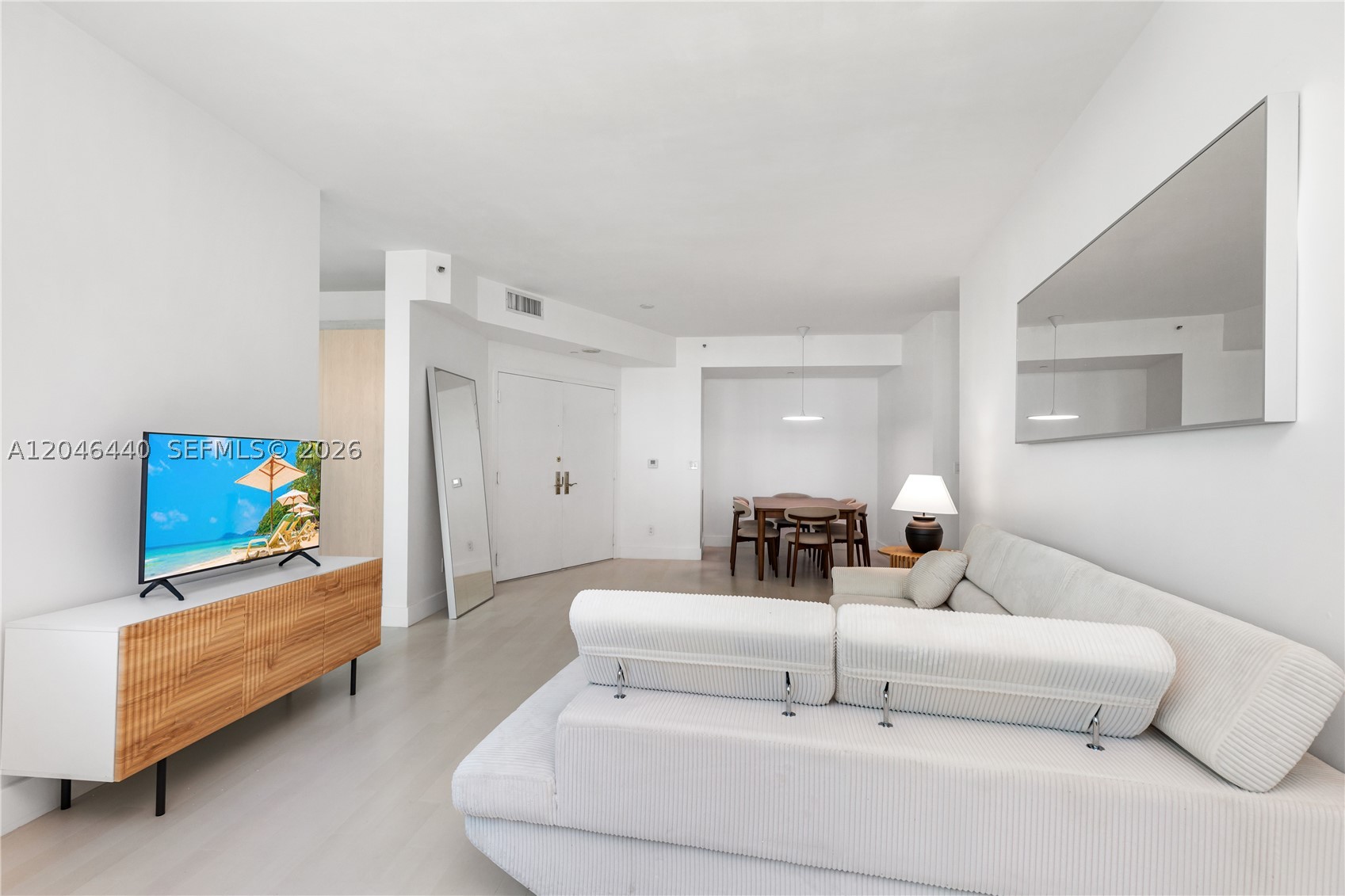 300 S Pointe Dr 907
