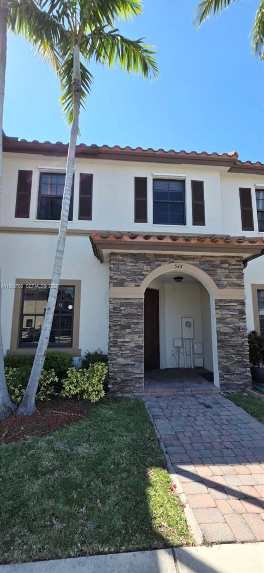 Beautiful and well-maintained 3-bedroom, 2.5-bath townhouse located in a desirable Homestead neighborhood. This property features a spacious and functional layout with an open living and dining area, perfect for both everyday living and entertaining. The kitchen offers ample cabinetry and counter space, providing comfort and practicality.
All bedrooms are located upstairs, offering privacy and a great separation from the main living areas. The primary suite features a generous layout, en-suite bathroom, and ample closet space. Secondary bedrooms are well-sized and share a full bathroom.
The home includes a convenient half bath on the first floor, in-unit laundry, and a private outdoor patio area ideal for relaxing or entertaining. Assigned parking and guest spaces available.
Centrally located with easy access to major highways, shopping centers, dining, and schools. Ideal for both end-users and investors. Move-in ready and easy to show.