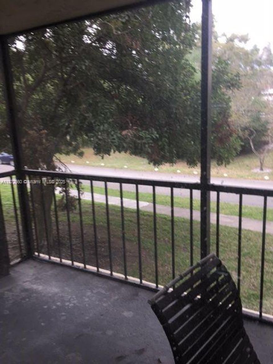 Active 55+ Community. Building is by the Swimming Pool. Civic Center offers many activities: Heated pools, Pickle ball, Bowling, Billard, Tennis, Basketball, Fitness, & more.
NICE 2/2.