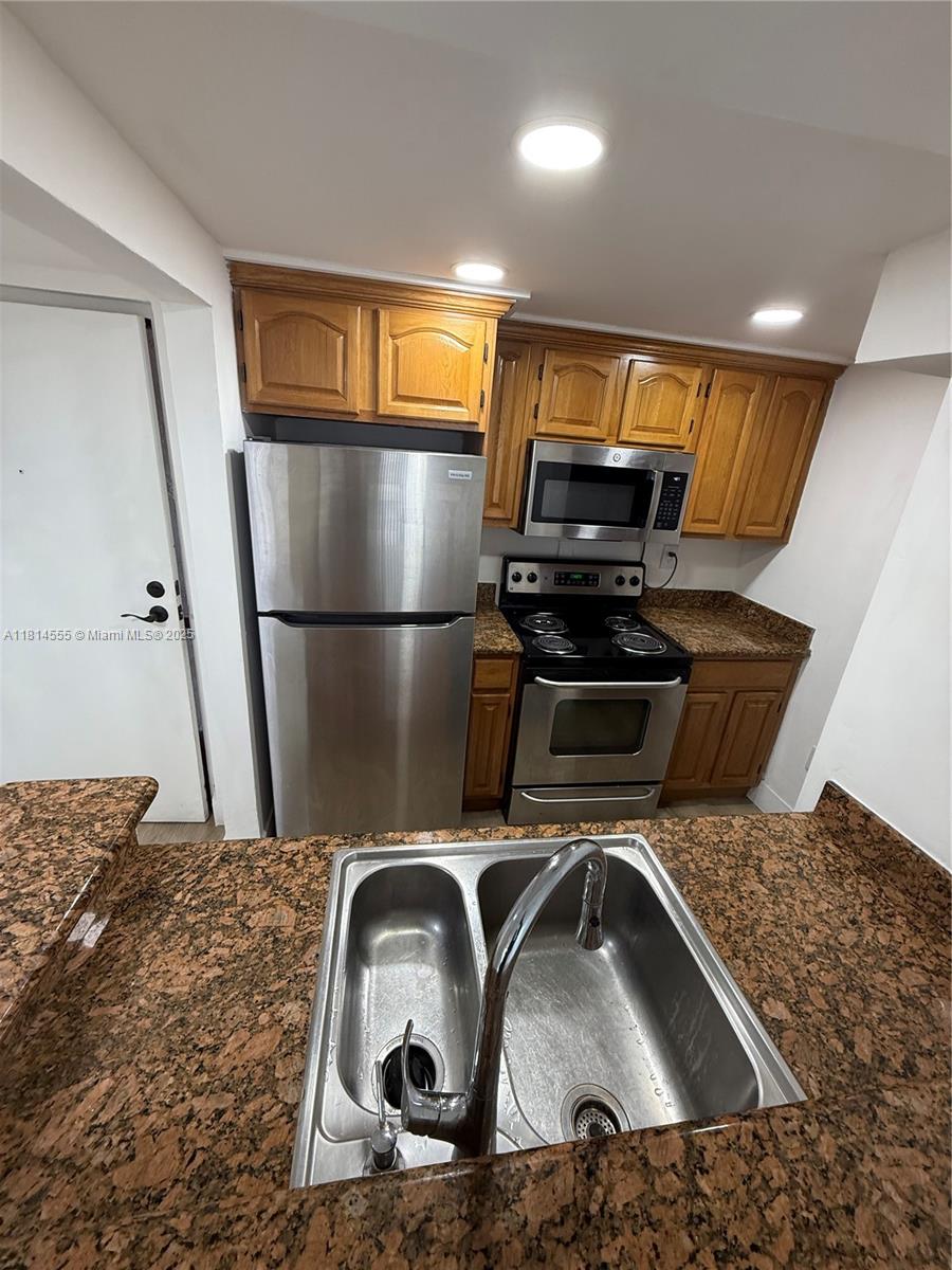 LAS BRISAS@ COUNTRY CLUB - Residential Lease