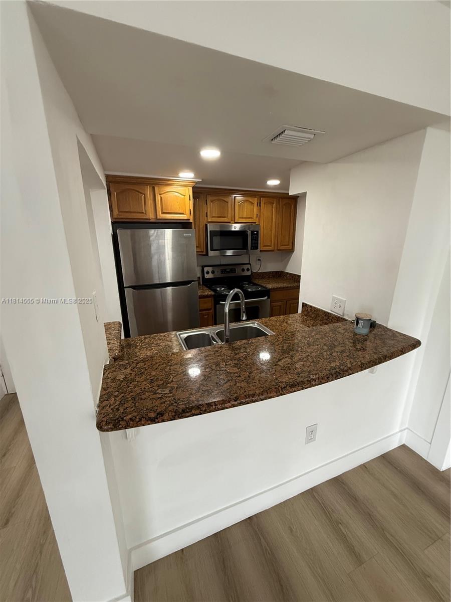 LAS BRISAS@ COUNTRY CLUB - Residential Lease