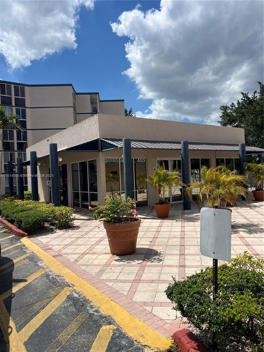 LAS BRISAS@ COUNTRY CLUB - Residential Lease