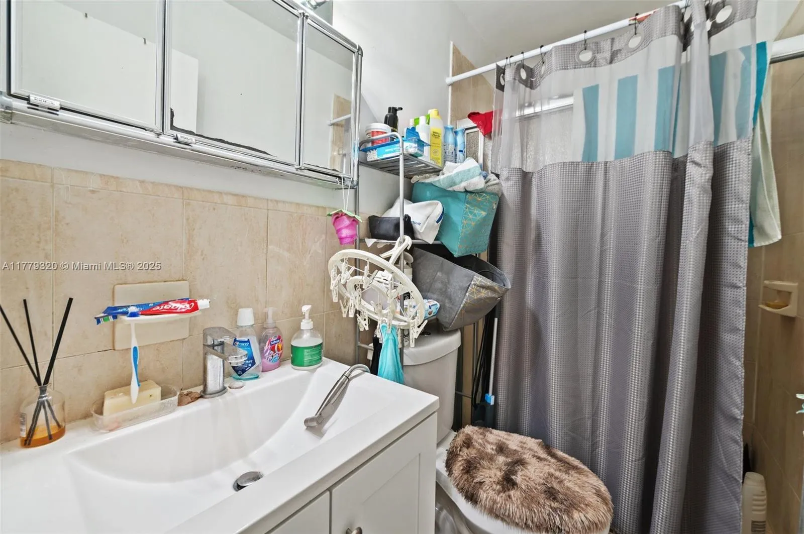 Miami, Florida 33126, United States, 3 Bedrooms Bedrooms, ,2 BathroomsBathrooms,Residential,Active,103736