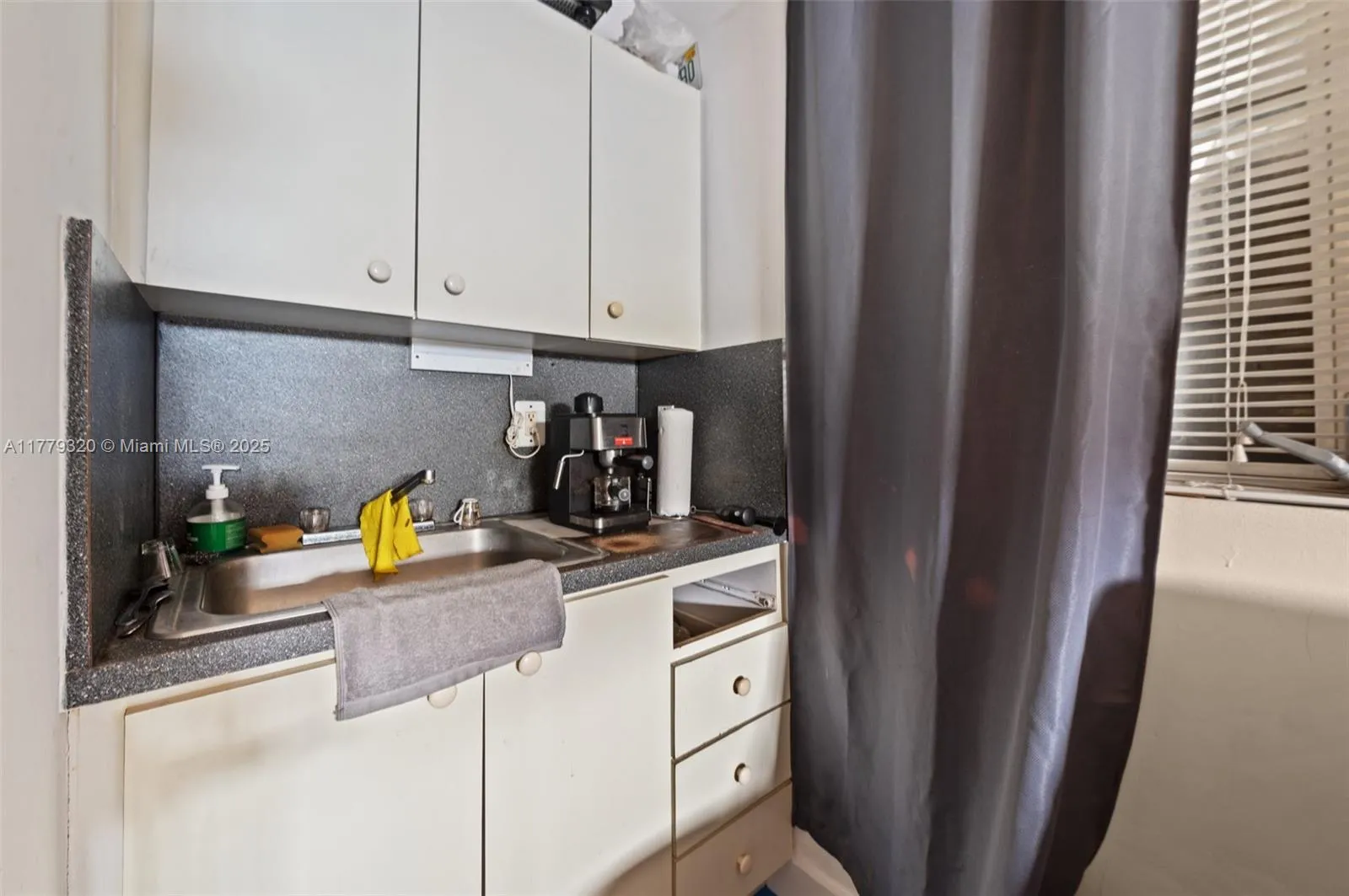 Miami, Florida 33126, United States, 3 Bedrooms Bedrooms, ,2 BathroomsBathrooms,Residential,Active,103736