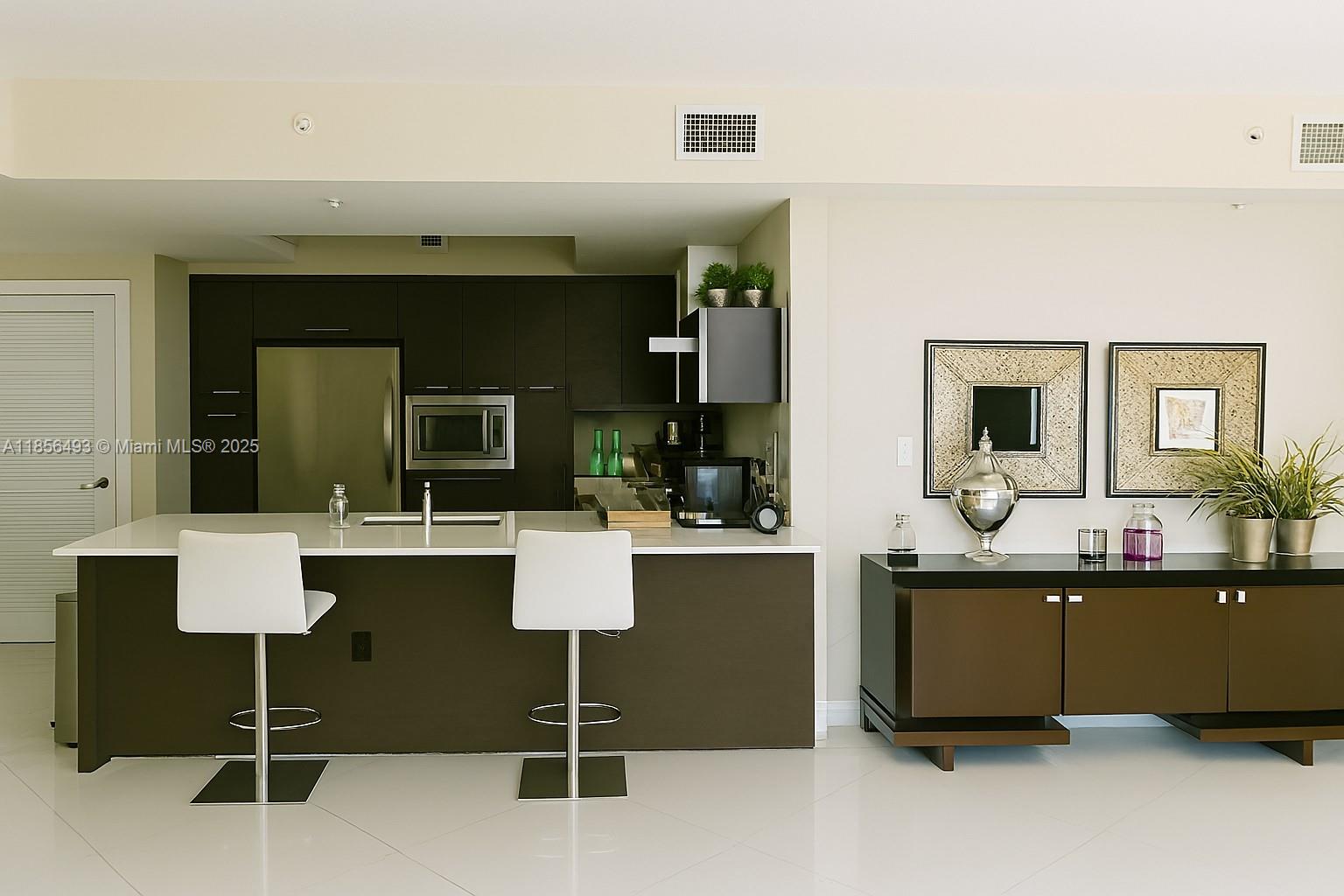 ST TROPEZ ON THE BAY III - Residential