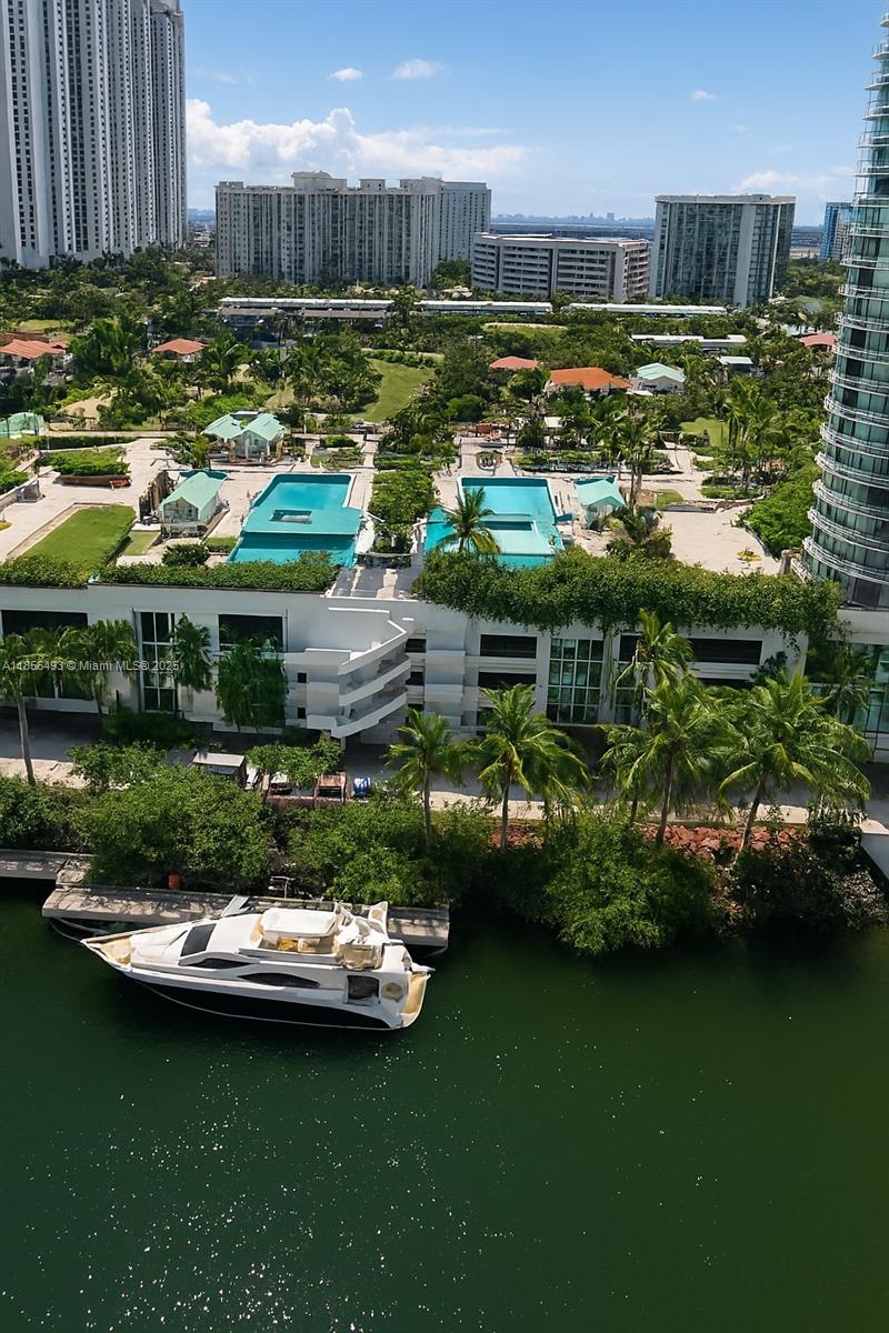 ST TROPEZ ON THE BAY III - Residential
