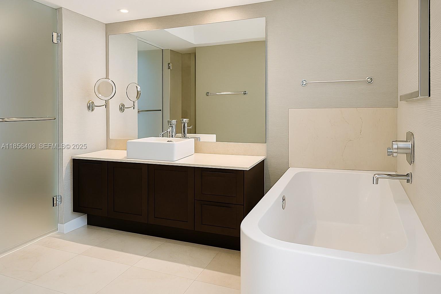 ST TROPEZ ON THE BAY III - Residential