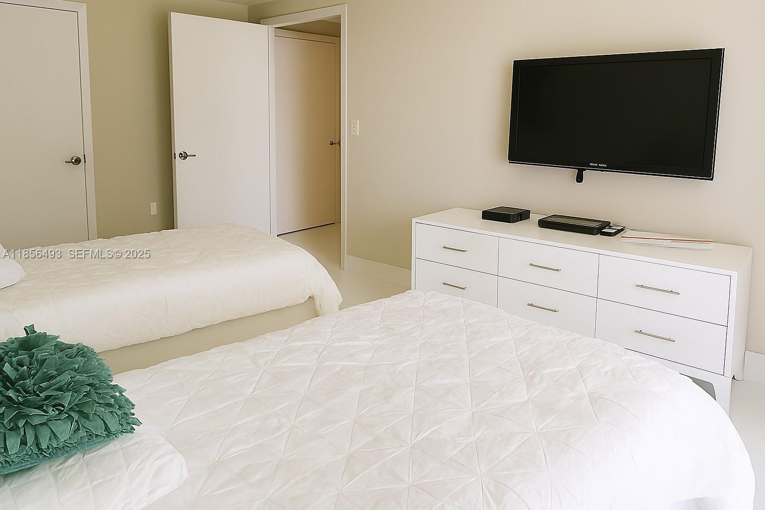 ST TROPEZ ON THE BAY III - Residential