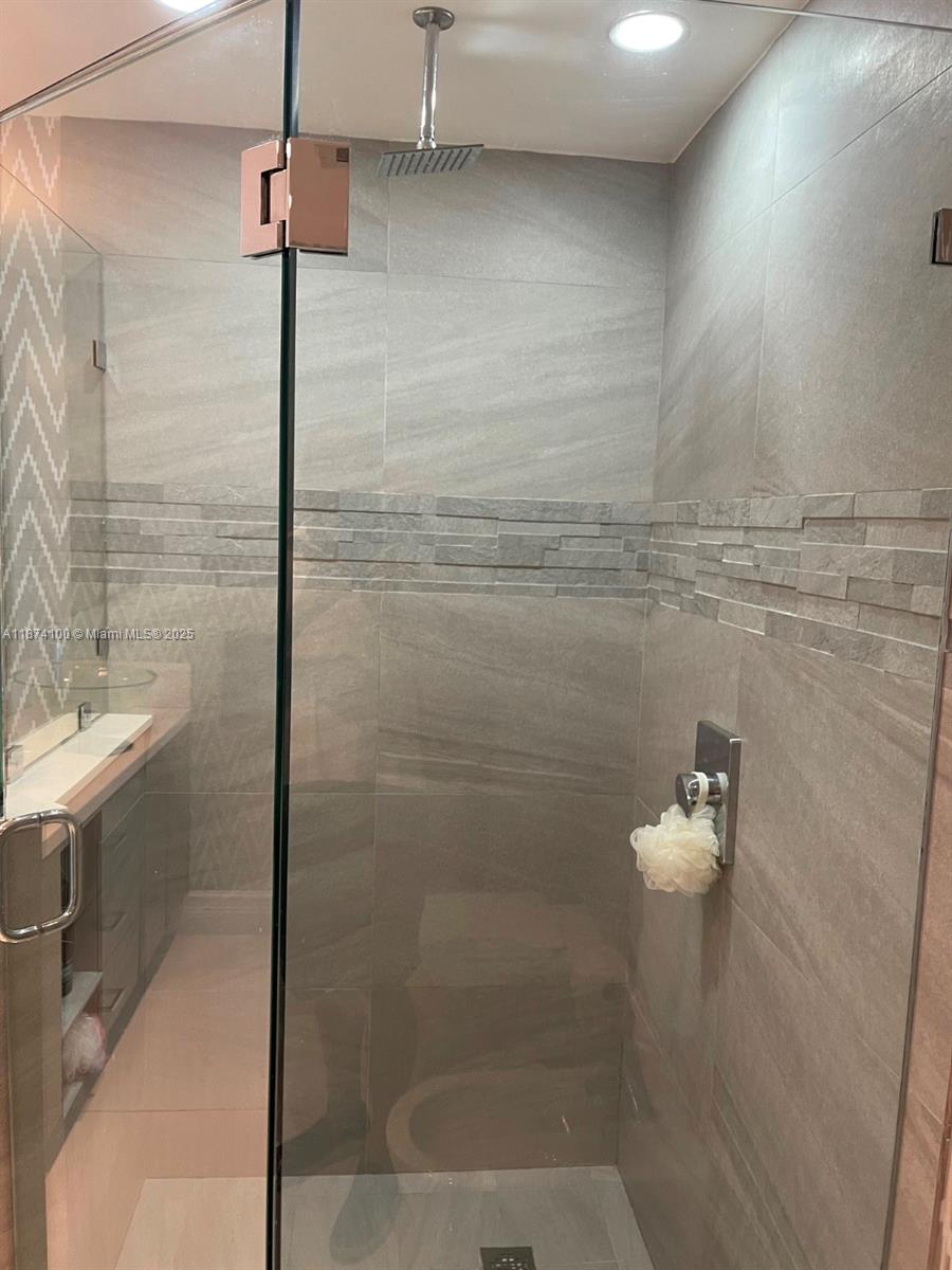 THE CARRIAGE CLUB SOUTH C - Residential Lease