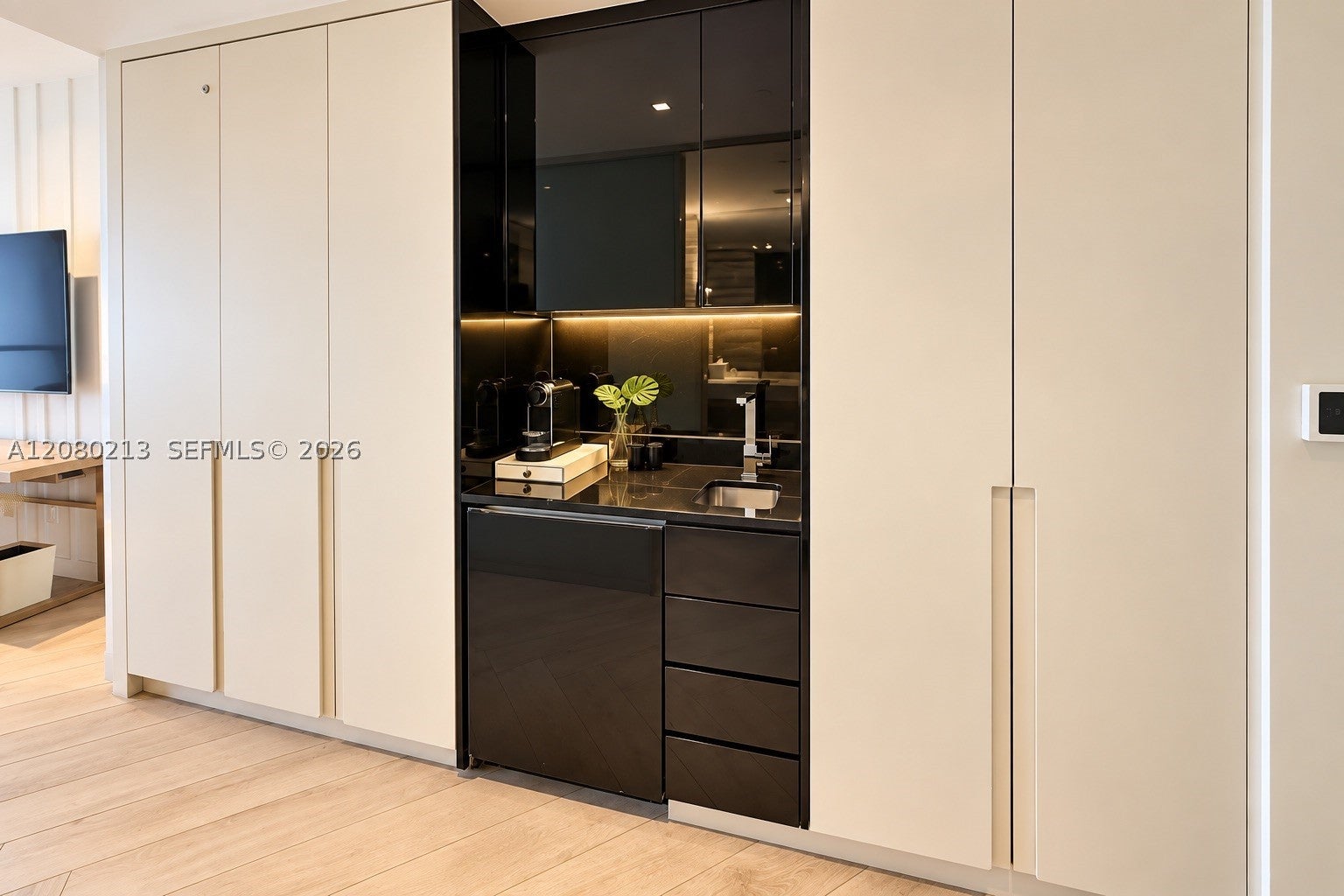 2201 Collins Ave 807