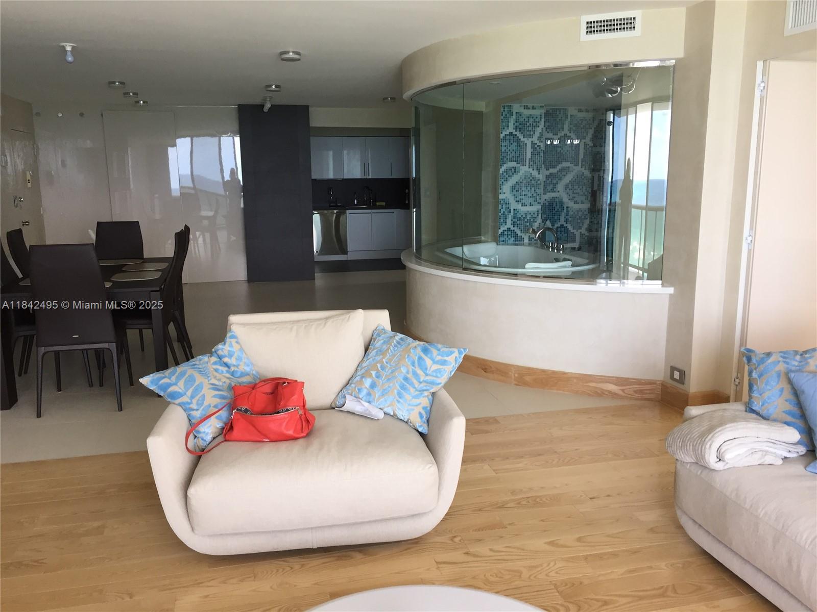 , Miami Beach, FL, 33140/$875 2 1729370240