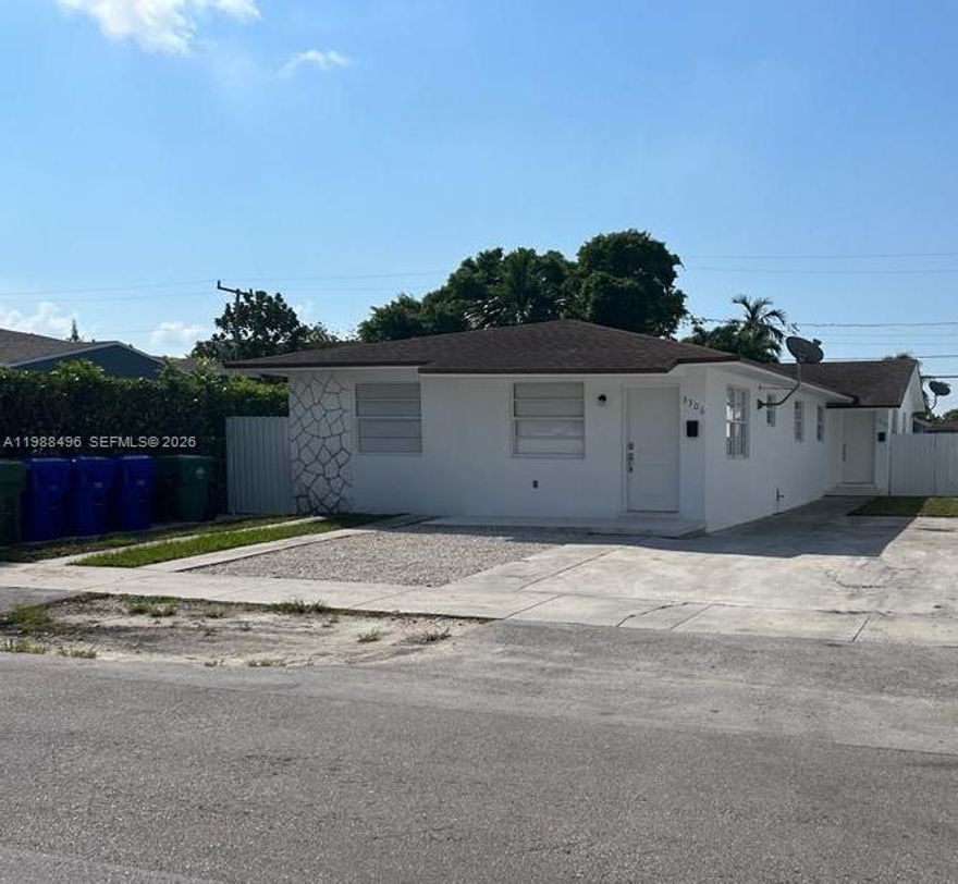 Charming 2BR/1BA home with 2 parking spots, fully equipped kitchen with stainless steel appliances, laundry, and
small patio. Prime location near Coral Gables!