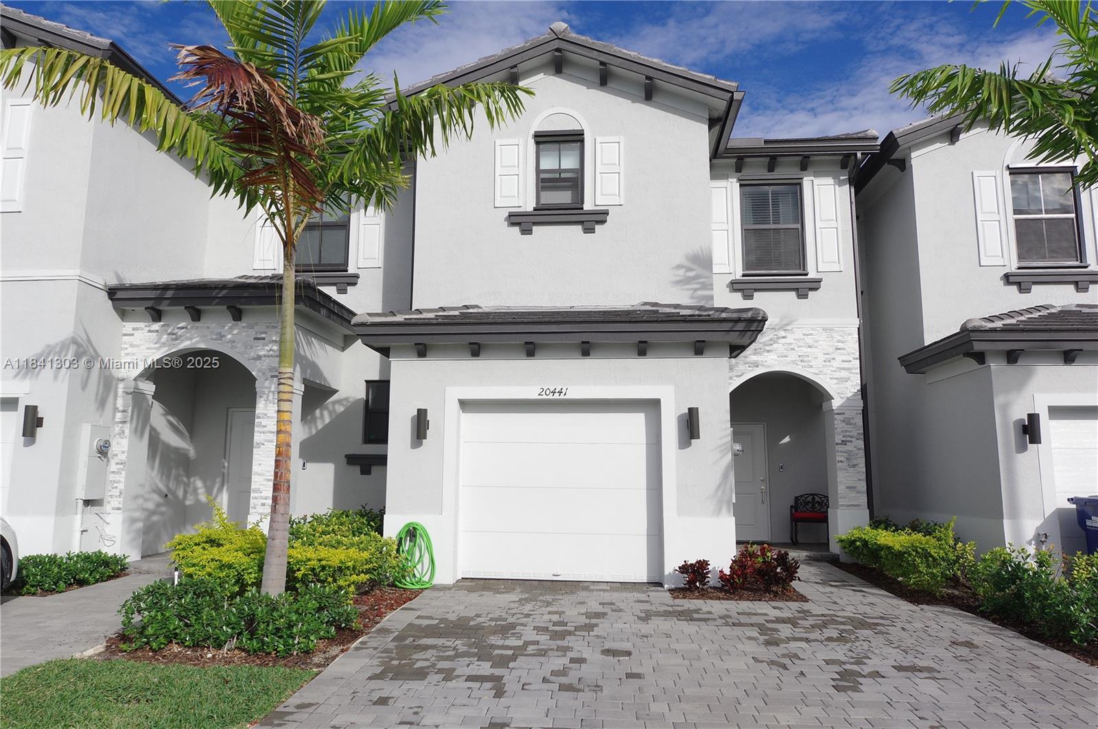 Beautiful townhome in the Vista Lago Community