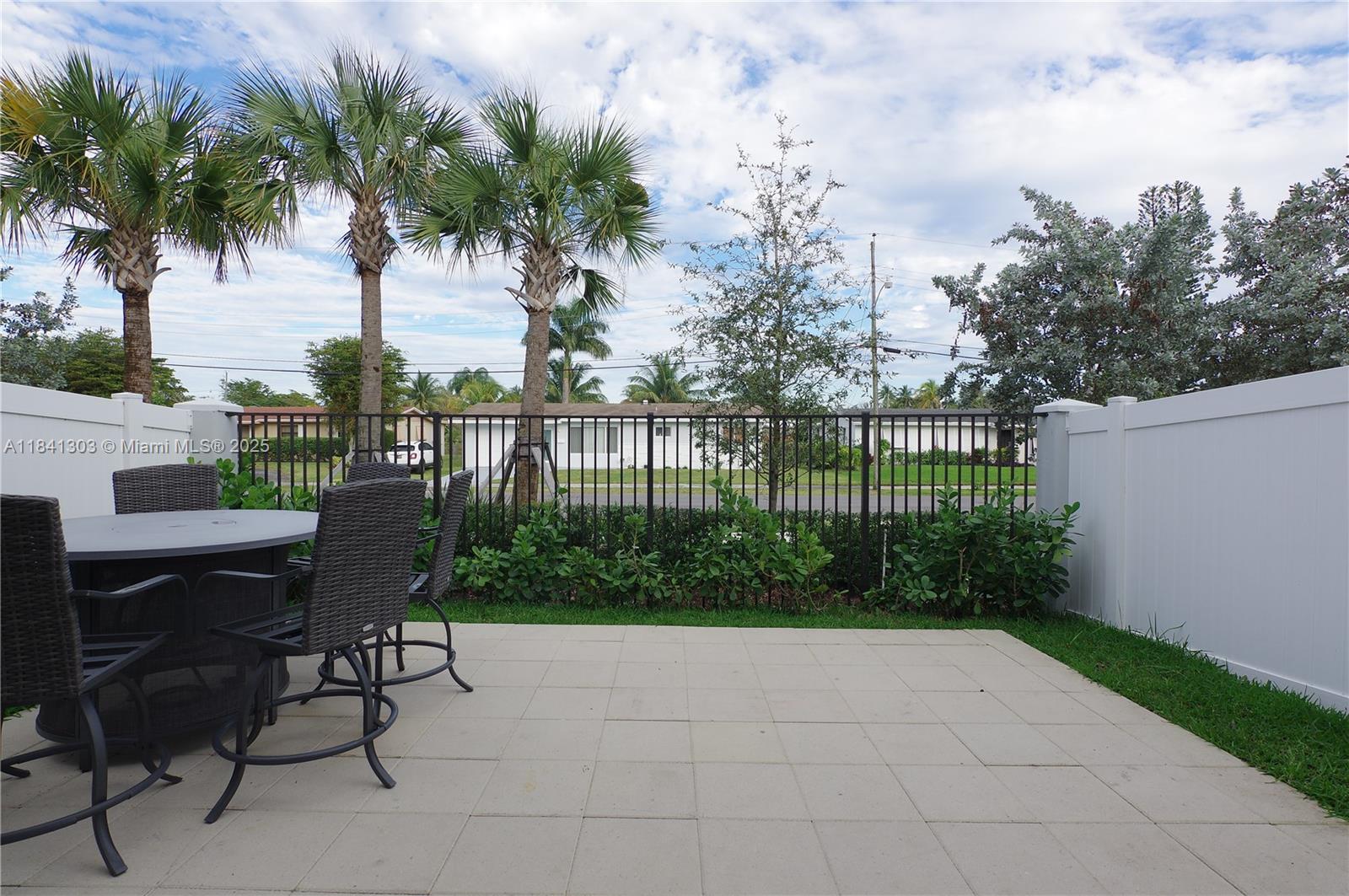 VISTA LAGO - Residential