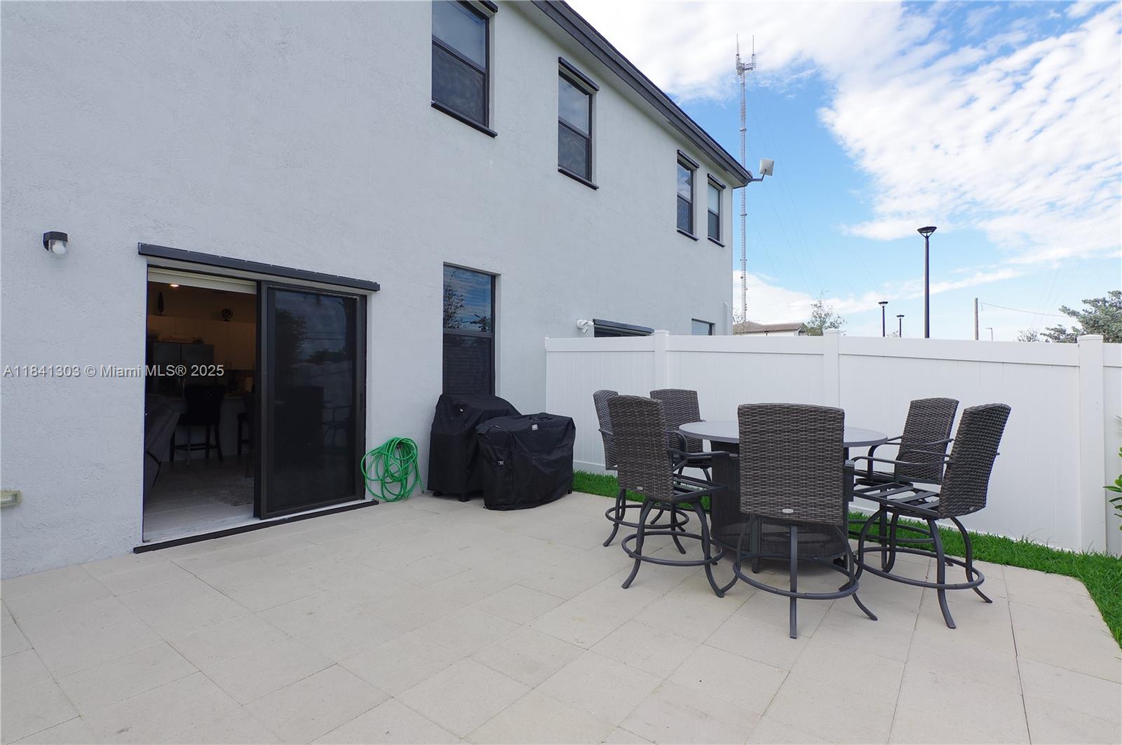 VISTA LAGO - Residential