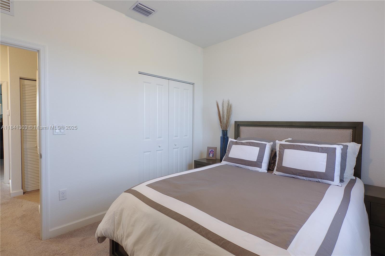 VISTA LAGO - Residential