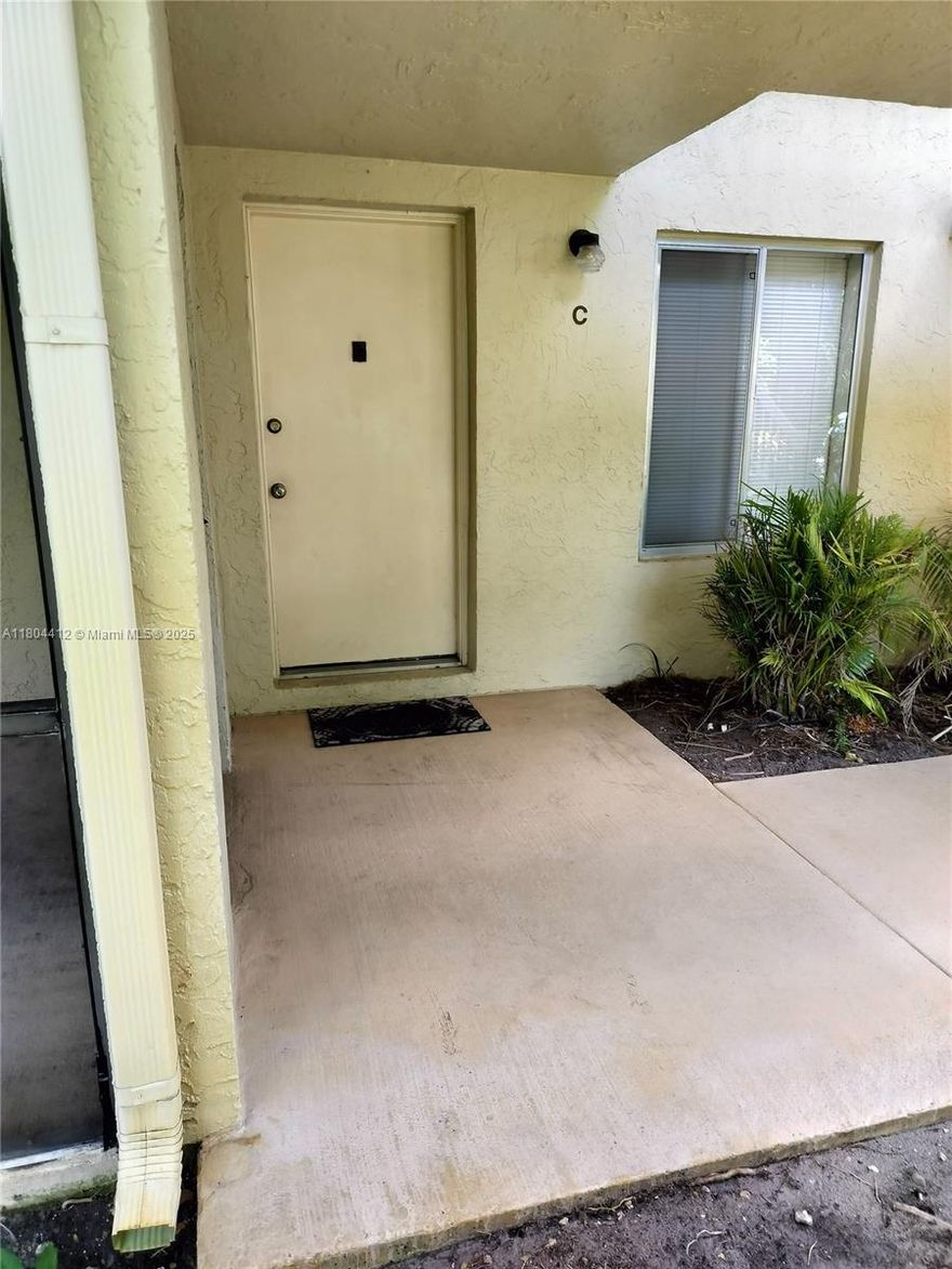 First floor location. Private location. Split bedroom plan (fernwood model). Immediate occupancy. Convent to shopping and schools.