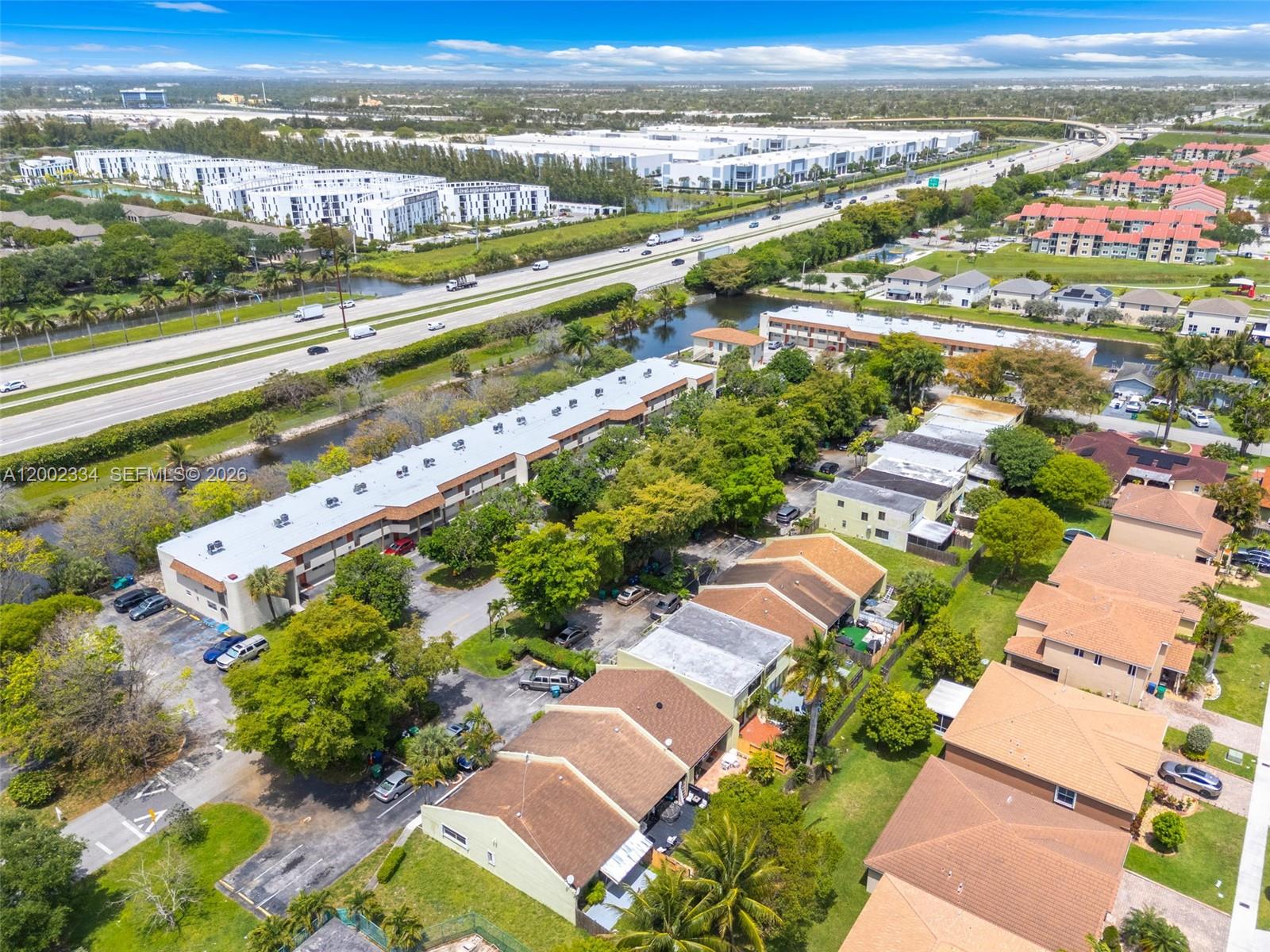 COUNTRY CLUB VILLAS TH CO - Residential