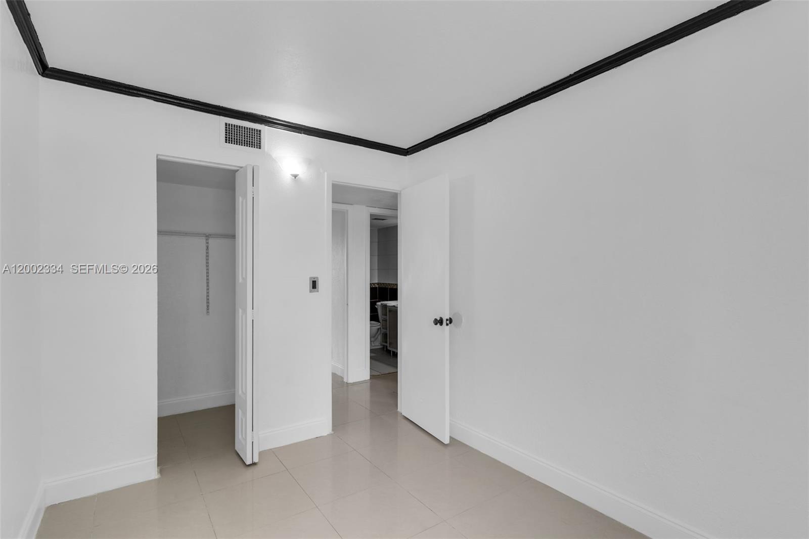 COUNTRY CLUB VILLAS TH CO - Residential