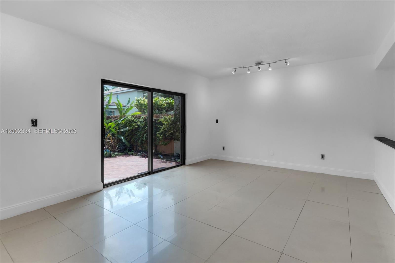 COUNTRY CLUB VILLAS TH CO - Residential