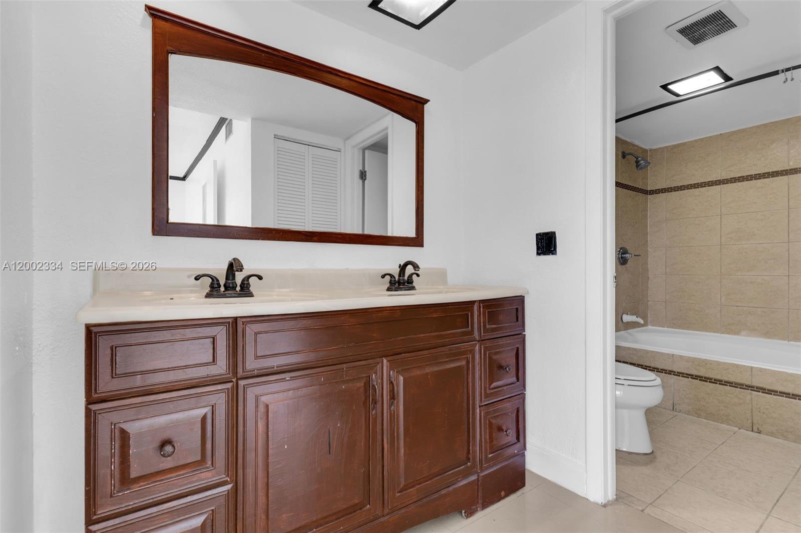 COUNTRY CLUB VILLAS TH CO - Residential